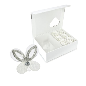 CRILU FARFALLA BIANCA SWAROSKI CON ALI STRASS 6X3 +SAPONETTE FIORE E P/CONF. C/AST.